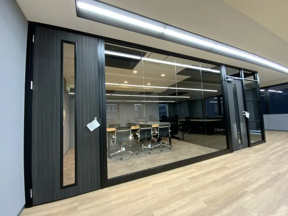 オフィス内装工事｜ガラスパーテーションの特徴やメリットを解説