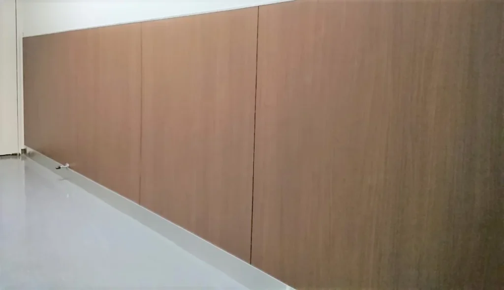 オフィス内装工事｜壁材化粧フィルム・化粧塩ビシートが持つ機能やメリットを解説
