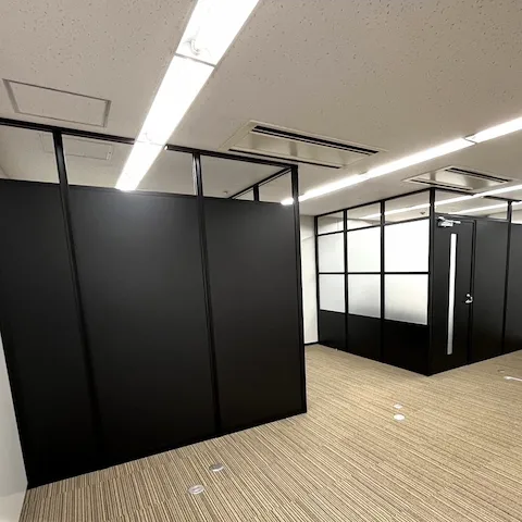 会議室 アルミパーテーション黒 ランマオープン ガラスパーテーション 目隠しフィルム（中川ケミカル「フォグラスC-16」）