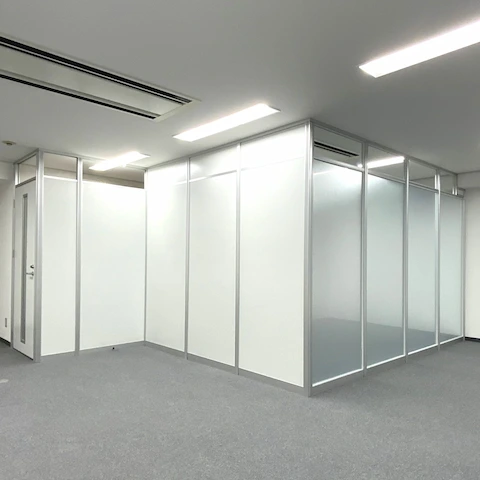 会議室 アルミパーテーション白 ガラスパーテーション 目隠しフィルム（フォグラスC-16）