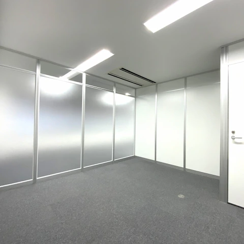 会議室 アルミパーテーション白 ガラスパーテーション 目隠しフィルム（フォグラスC-16）