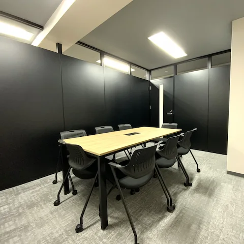会議室 スチールパーテーション黒ランマオープン タイルカーペット（東リ GA36501）